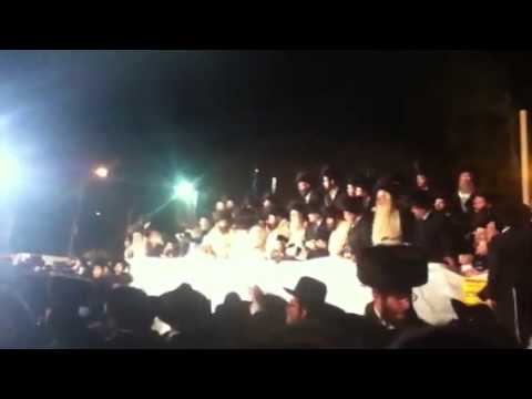 Toldos Avrom Yitzchok rebbe dancing on lag b'omer