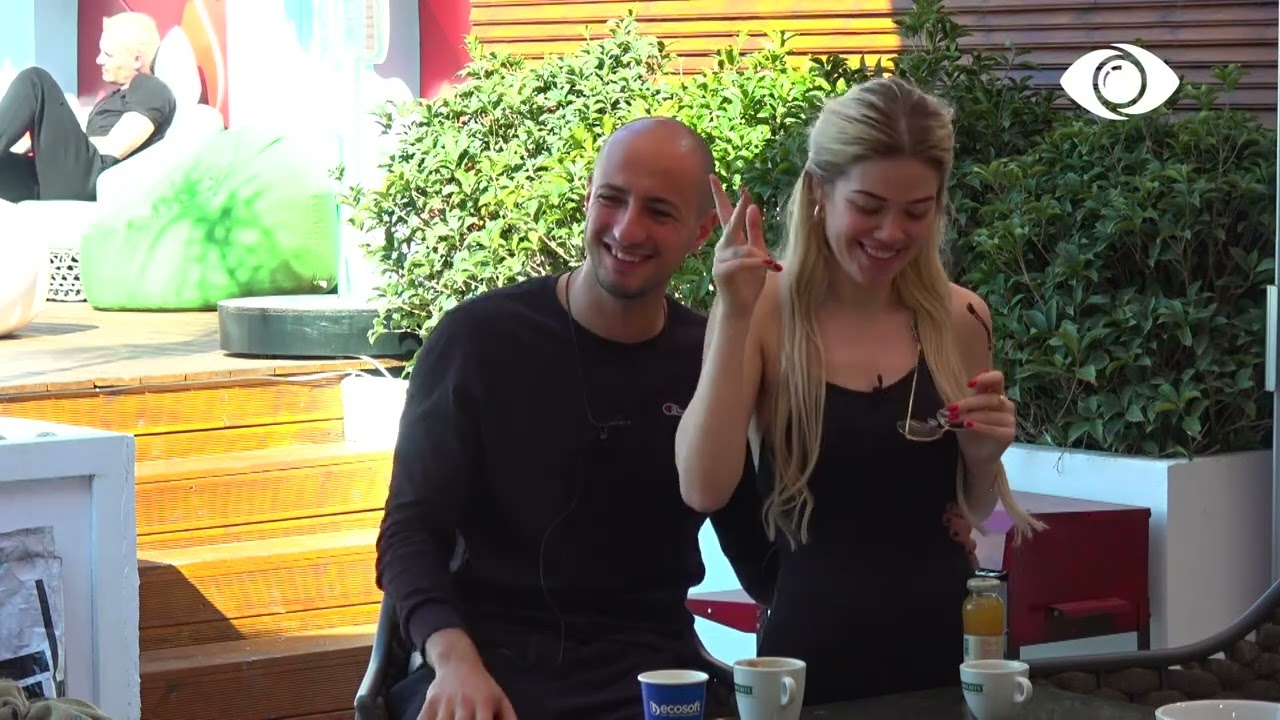 Kristi dhe Keisi qëndrojnë pranë njëri-tjetrit