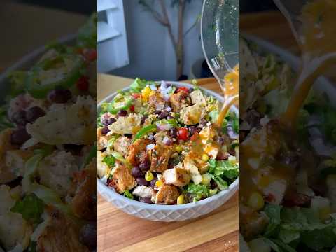Easy Santa Fe Salad is a flavorful, veggie loaded salad. #southwestsalad