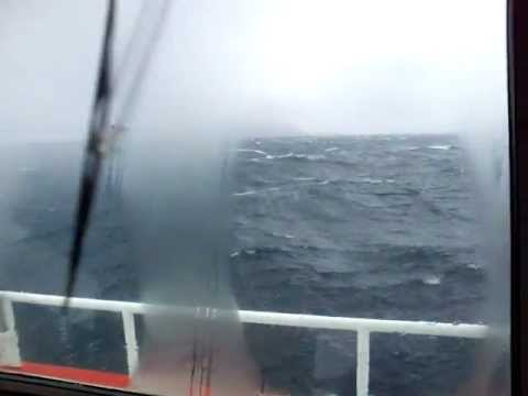 Breisund i storm på Rødøy fjorden