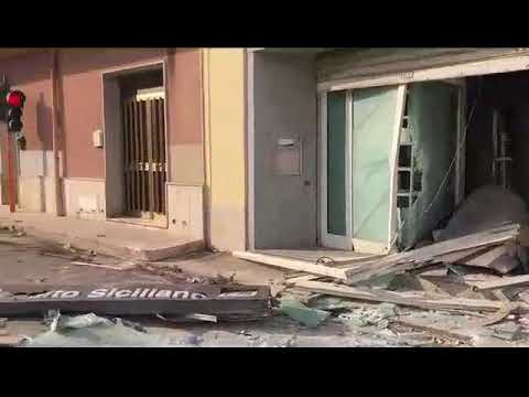 Con la ruspa sfondano ingresso del Credito Siciliano di Xitta