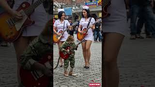 Download lagu Monkey Playing Guitar in American Square #empudstudiogrup #empudstudio #shorts mp3