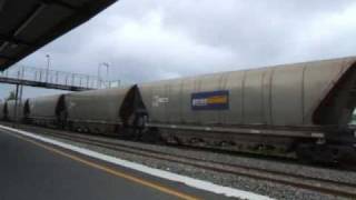 preview picture of video 'Pacific National coal train, Victoria St, East Maitland.'
