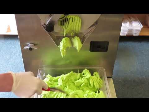 Maibowle Eis mit Waldmeister, selbst hergestellt mit einer gewerblichen Eismaschine, Eisrezept