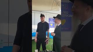 בן הערובה המשוחרר סשה טרופנוב מניח תפילין בפעם הראשונה