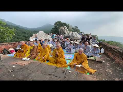 HÀNH HƯƠNG ẤN ĐỘ 2022 - Tụng phẩm kinh Phổ Môn tại Hương thất của đức Phật trên đỉnh núi Linh Thứu