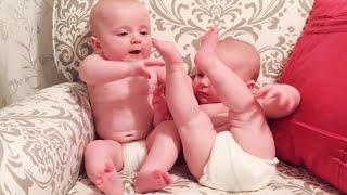Bebês gêmeos momentos mais engraçados e fofos Mp4 3GP & Mp3