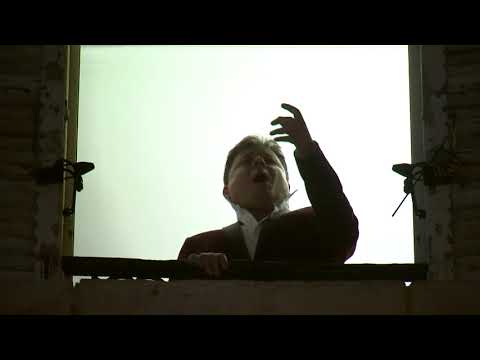 現場：法國歌劇歌手斯蒂芬-塞內查爾演唱美國國歌。 (LIVE: French opera singer Stephane Senechal performs the American national anthem)