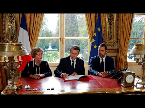 فرنسا ماكرون يوقع إصلاح قانون العمل المثير للجدل
