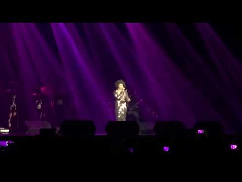 Whitney Queen of the night com Elesha Paul Moses