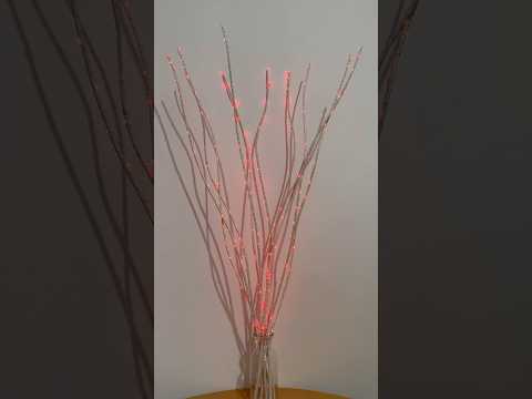 Декоративна лоза біла з прикрасою у вигляді гірлянди червоного кольору