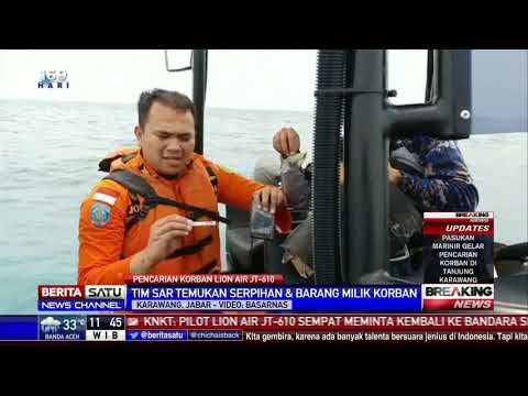 Tim SAR Menunjukan KTP dan Uang Tunai Milik Korban Lion Air