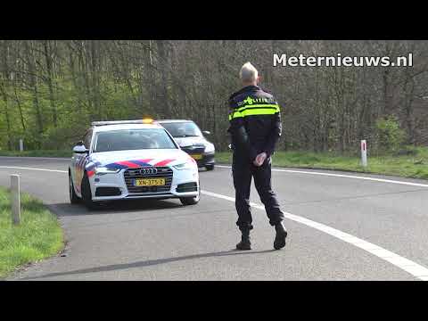 Auto frontaal op boom op knooppunt Hoogeveen