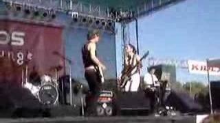 The Lovemakers - Falling Apart (Live)