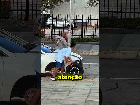 Ele fingiu roubar a roda do carro e o dono ENLOUQUECEU! #curioso #incrivel #interessante