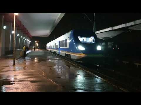 Trenul Softrans pleaca noaptea din gara din Craiova.