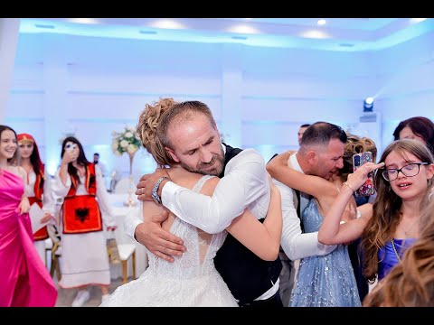 Emocionuese: Vellai surprizon Motren diten e Dasmes! Kthehet pas 6 vitesh nga Amerika