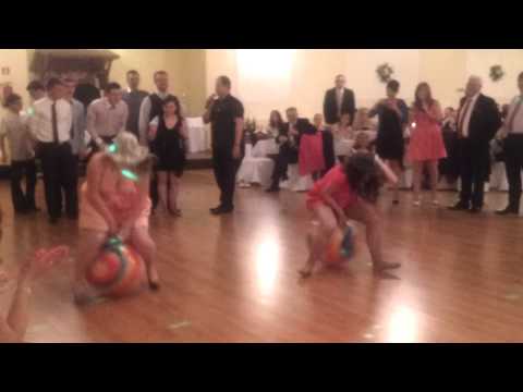 Wyścigi na piłkach - wg pomysłu Państwa Młodych :))