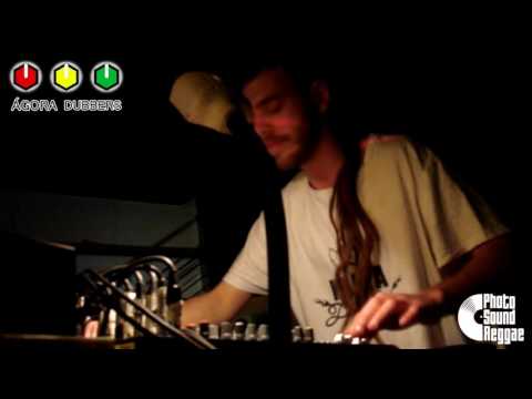 Photo Sound Reggae: DENNIS CAPRA mixing Pupa Congo 'Out Of Control' | ÁGORA DUBBERS #1