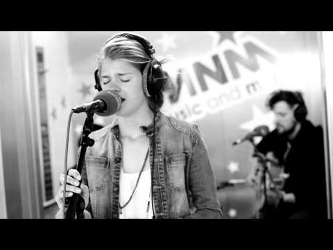 MNM Liftconcert: Emma Bale - Run [Live]