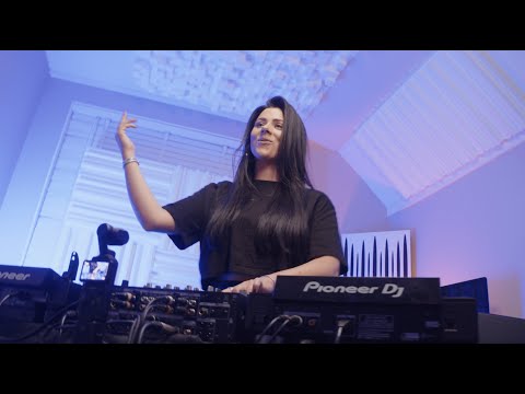 Laura van Dam - Capture Radio 004 (Melodic Techno / Progressive House)
