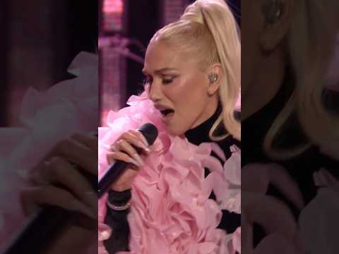 #GwenStefani performs “Shake The Snow Globe”! #FallonTonight