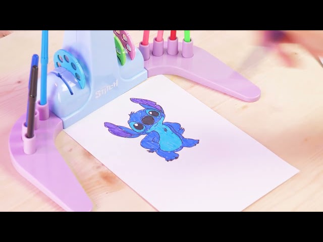 Vídeo relacionado con Lisciani - Disney Stitch - Escuela de Dibujo con proyector para niños a Partir de 5 años - Proyector LED con 4 Discos - Kit Creativo con rotuladores, Pegatinas y Hojas - Actividad Manual sin Pantalla