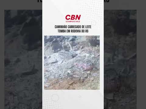 Caminhão carregado de leite tomba em rodovia do RS