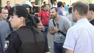 Сотрудников автосалона на Шевченко встретили люди с автоматами