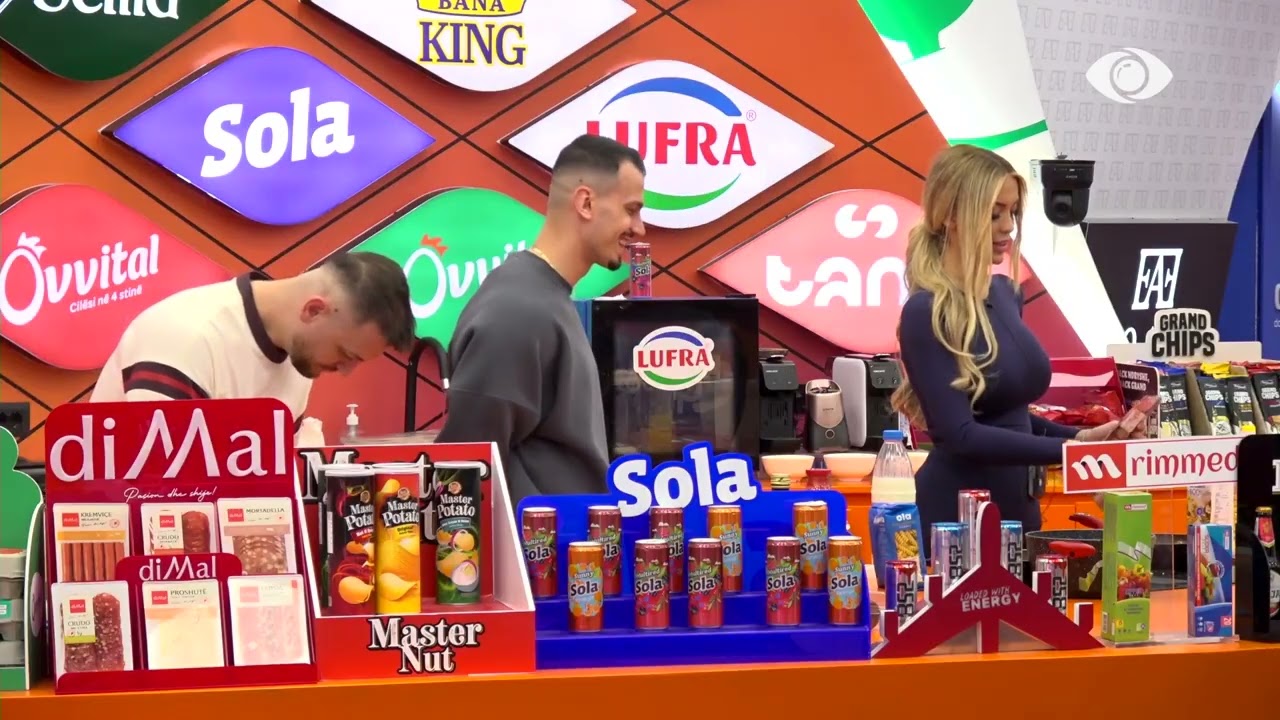 Ndaj i do me bark…/ Mateo shkëmben batuta me Brikenën teksa banorja gatuan