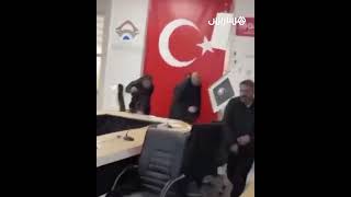 لحظة وقوع زلزال أثناء عقد وزير النقل والبنية التحتية التركي مؤتمرا صحفيا thumbnail