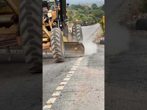 motorista que dirige na rodovia precisa tomar cuidado com máquinas trabalhando