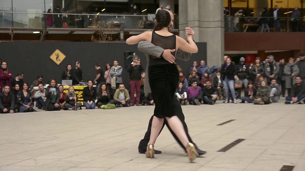 Video thumbnail for Claudio Milán y Jessica Navarro - La Vida es una Milonga - Milonga Callejera