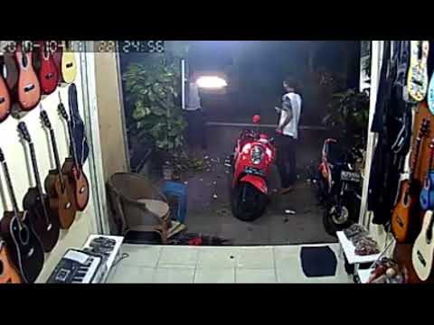 Maling sandal jenius//patut diacungi jempol maling yang satu ini!!