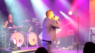 Tony Lewis Sings Robbie Williams &quot;Let Me Entertain You&quot;