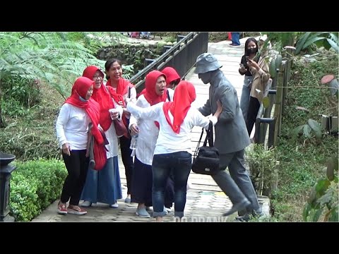 super-ignorant-statue-makes-you-laugh-until-you-limp-funny-statue-prank