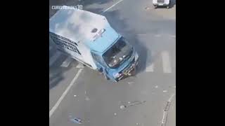 即死級の事故を紙一重で回避した幸運な人達😎
