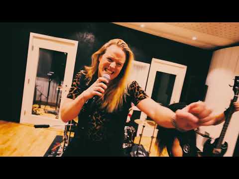 CAPTAIN BLACK BEARD - Read Your Mind (Official Music Video)