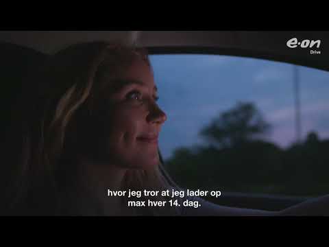 Ditte Ylva kører i elbil i byen