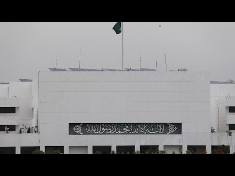 البرلمان الباكستاني ينظر في طلب طرد السفير الفرنسي