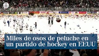 Miles de osos de peluche vuelan por los aires durante un partido de hockey en EEUU