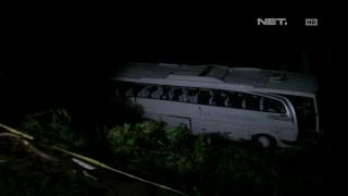 Download lagu Bus Tabrak Pembatas Jalan Terguling Masuk Jurang – NET5 mp3