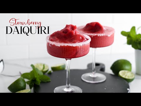 How to make Strawberry Daiquiri // 25 DAYS OF CHRISTMAS RECIPES DAY #2
