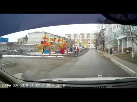 В Нерюнгри маленькая девочка регулирует дорожное движение В Нерюнгри маленькая девочка регулирует дорожное движение