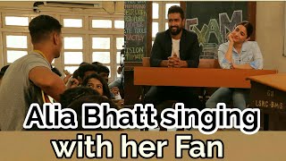 Alia Bhatt sings humsafar with her fan &amp; looks so adorable