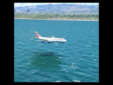 BEST SKILL PILOT!!! Very low with water boeing 747 at oaklan airport MF2020