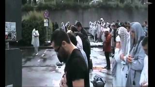Muslims praying salah in the Rain - Allahu Akbar! Amazing video!