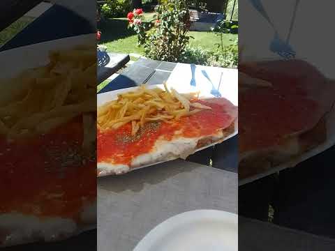 almorzando una milanesa napolitana con papas fritas en villa Traful provincia de Neuquén argentina