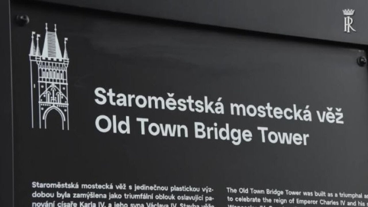 Passeggiata sotto la neve per Mattarella sul Ponte Carlo di Praga