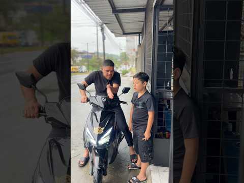 Trató de hacer que el vecino pintara un rayón de su moto y no creerán lo que pasó